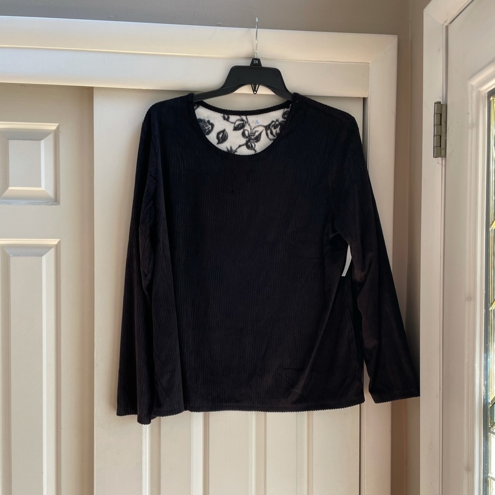 NWT kohl’s fleece sleeper top with rose accent